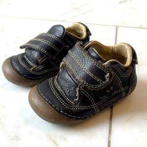 Stride Rite, baby walker Velcro leather shoe, size boy 2.5 months great shape